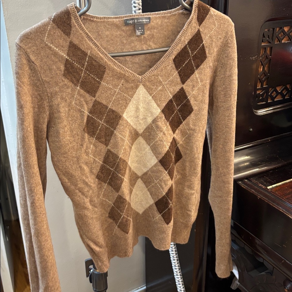 Apt 9 Cashmere V Neck. Tiny Tiny Hole